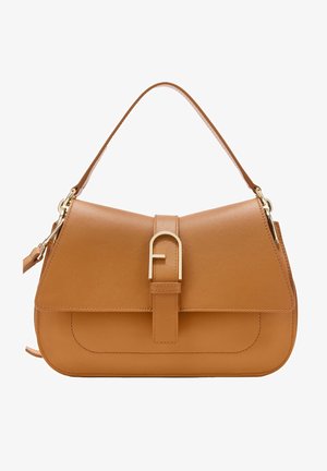 Handtas van cognackleurig leer met bovenhandvat, voorsluiting beveiligd met een gesp in goudkleur en gebogen stiksel detail op het onderste voorpaneel.