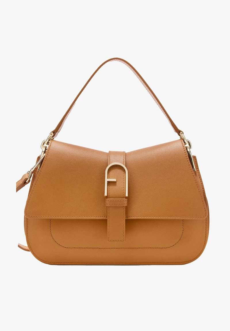 Sac à main en cuir couleur tabac avec poignée supérieure, rabat avant sécurisé par une boucle dorée, et détail de couture incurvée sur le panneau inférieur avant.