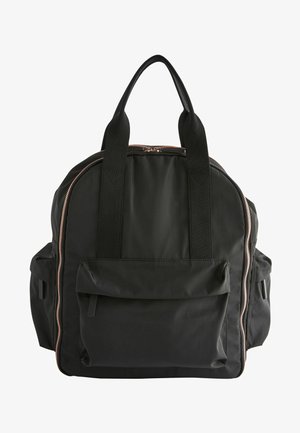 Črn nahrbtnik iz najlona z dvema ročajema, zadrgo v rožnato zlati barvi in sprednjim žepom. Okrogla zasnova z teksturirano tkanino in brez vidnih vzorcev.