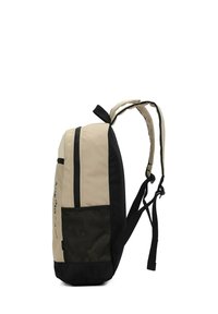 Beige en zwarte rugzak met een hoofdvak met rits, een mesh zijvak en gewatteerde verstelbare schouderbanden. Duurzaam materiaal en stijlvol ontwerp.