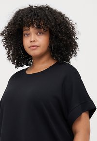 Vero Moda Curve VMCHALI - Základné tričko - black