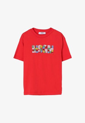 T-shirt rossa a maniche corte con lettere colorate di perline che formano la scritta MSGM sul petto, collo a giro e un'etichetta sul colletto.