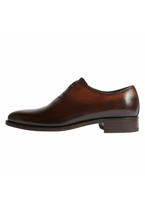 Braune Lederanzugschuhe mit glatter Oberfläche, runder Zehenpartie und niedrigem gestapeltem Absatz. Verfügt über sechs Ösen für Schnürsenkel und dezente Stickereien.