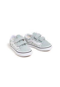 Hellgrüne Wildledersneaker mit einem weiß-grauen Schachbrettmuster, doppelten Klettverschlüssen und einer schwarzen Gummisohle mit weißem Rand.