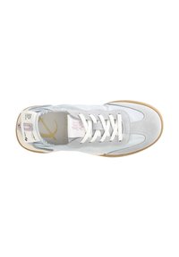 Zapatilla de color gris claro que combina ante y material sintético, con cordones blancos, interior acolchado y suela de goma.