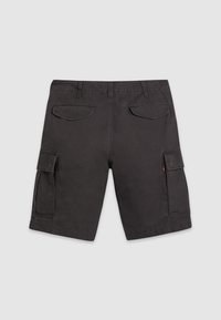 Short cargo noir avec passants de ceinture, deux poches arrière à rabat et poches cargo latérales sur fond gris clair.