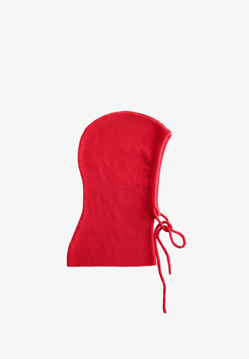 Pasamontañas rojo de punto con textura suave, diseño ajustado y cordones ajustables para asegurar alrededor del cuello.