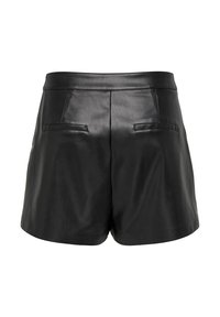 Zwarte leren shorts met een hoge taille, twee achterzakken, een gladde textuur en een getailleerde pasvorm. Er zijn geen extra versieringen aanwezig.