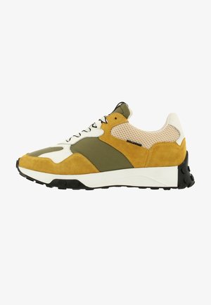 Sneakers z mixem żółtego i zielonego zamszu, akcentami z siateczki, czarną gumową podeszwą oraz białymi detalami, z wiązanym designem.