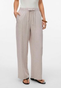 Lichte, loszittende broek van zachte beige stof, met een elastische tailleband en trekkoord, voorzien van twee zijzakken.