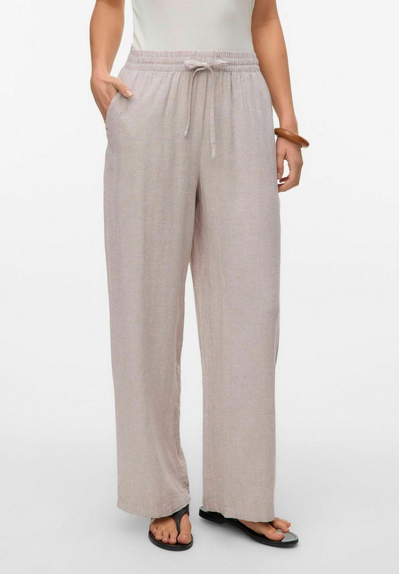 Lichte, loszittende broek van zachte beige stof, met een elastische tailleband en trekkoord, voorzien van twee zijzakken.