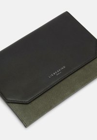 Czarna skórzana torebka kopertówka z zielonego zamszu o eleganckim designie, z logo w kolorze srebrnym i zapięciem na klapkę. Gładka powierzchnia, minimalna ilość detali.
