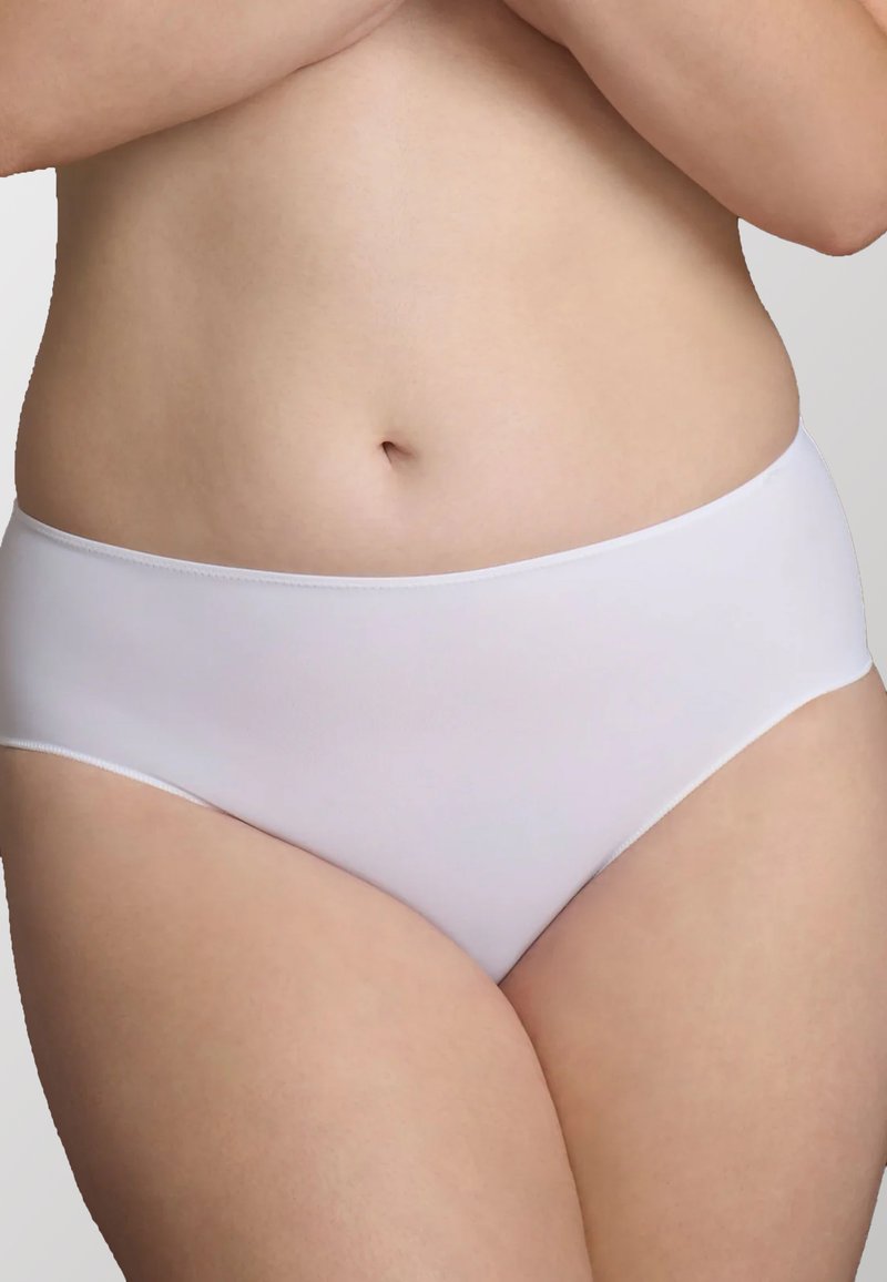 Slip hipster in cotone bianco con finitura liscia e fascia in vita larga, privo di cuciture visibili e con un design semplice e minimalista.