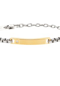 Ett silverkedjearmband med en guld rektangulär berlock med en texturerad yta och en liten diamantaccent.