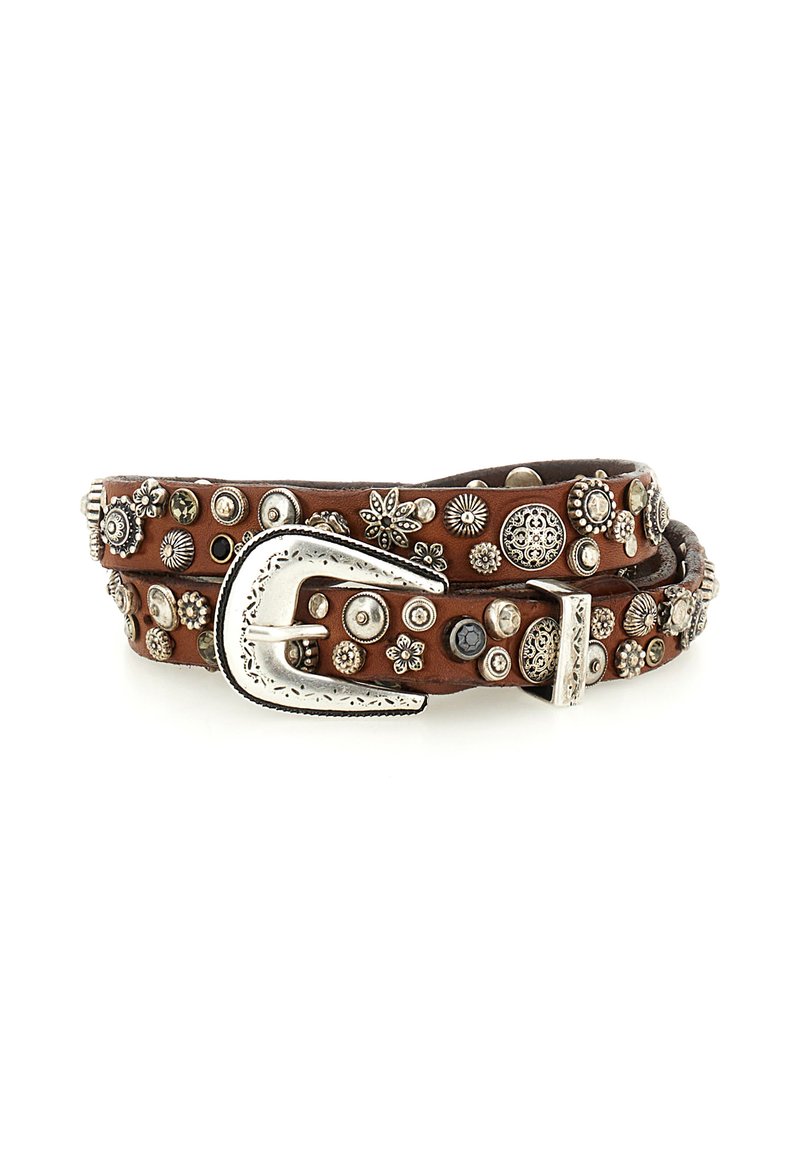 Cintura in pelle marrone con decorazioni in metallo argentato e una fibbia curva. Decorata con borchie decorative e motivi floreali.