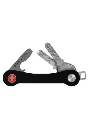 Schwarz multifunktionales Werkzeug mit einer Klinge aus rostfreiem Stahl, drei Schlüsselhaltern und einem silbernen Akzent. Auf einem Ende ist ein rotes Logo angebracht.