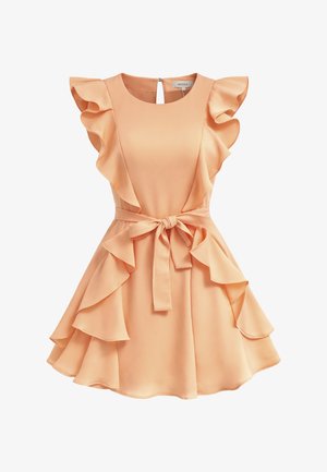 Abito senza maniche color pesca con spalline e lati arricciati, scollatura rotonda e cintura in vita annodata.
