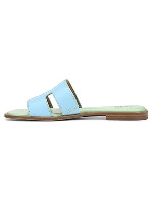 Sandales à glissière en cuir bleu avec deux brides découpées, semelle intérieure verte, semelle plate marron et détails de couture visibles le long des bords.