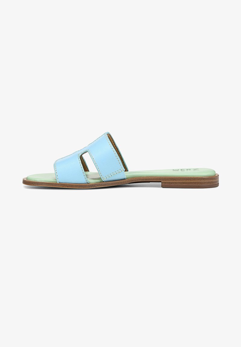 Blauwe leren slipper sandalen met twee uitgesneden banden, groene binnenzool, platte bruine outsole en zichtbare stiksels langs de randen.
