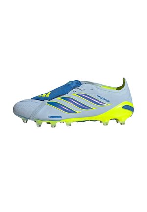 Scarpa da calcio Adidas Predator bianca e giallo neon con accenti blu e suola chiodata progettata per erba artificiale.