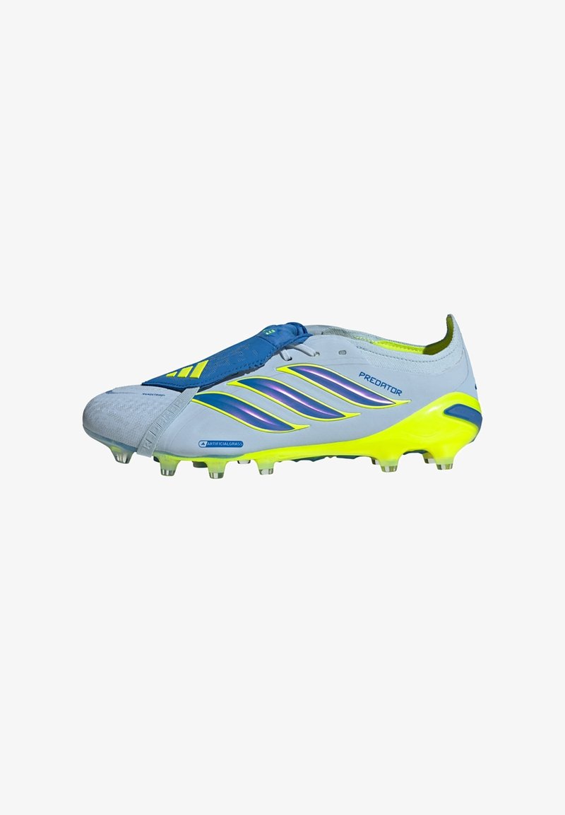 Chaussure de football Adidas Predator blanche et jaune fluo avec des accents bleus et une semelle cloutée conçue pour le gazon artificiel.