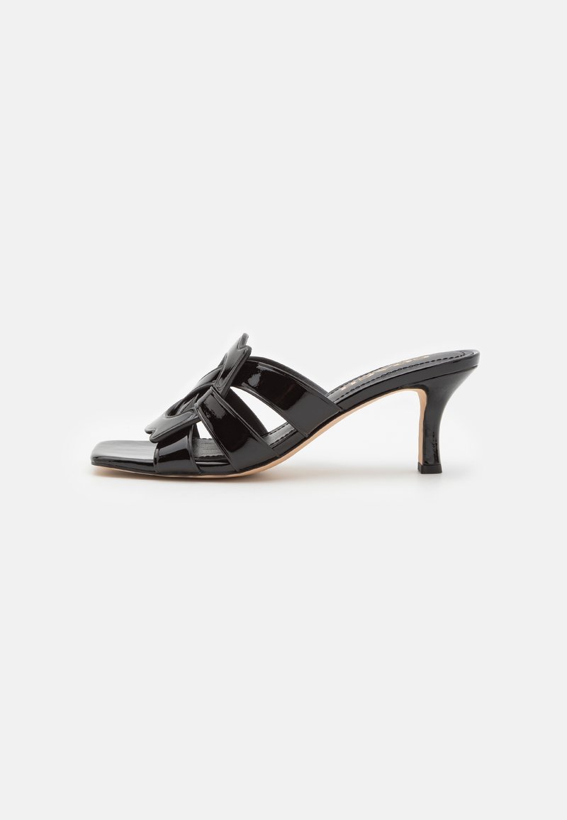 Mule en cuir verni noir avec bout ouvert, trois brides à l'avant, boucle décorative et talon kitten de hauteur moyenne.