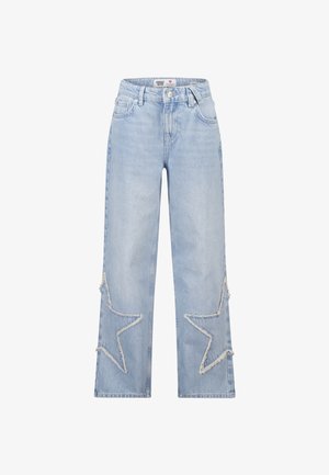 Jean large en denim bleu clair avec bords effilochés et grandes découpes en forme d'étoile sur chaque jambe. Comprend cinq poches et une fermeture à bouton.