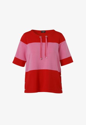 Top met korte mouwen in rood- en roze kleurvlakken met ronde hals, trekkoord aan de voorkant en drukknoopjes langs de zoomzijden.