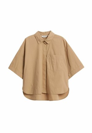 Beżowa koszula z krótkim rękawem zapinana na guziki, z ostrym kołnierzykiem i przednią kieszenią na piersi, przedstawiona na białym tle.