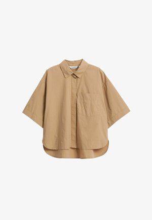 Beige kortærmet skjorte med knapper, spids krave og brystlomme foran, vist på hvid baggrund.