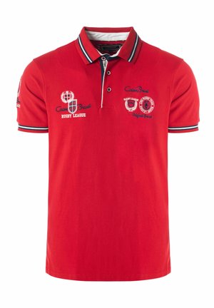 Rood polohemd met korte mouwen, met marineblauw-wit gestreepte kraag en manchetten, met rugby-thema borduurwerk op borst en mouw.