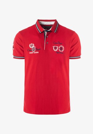 Czerwona koszulka polo z krótkim rękawem, z kołnierzykiem i mankietami w granatowo-białe paski, ozdobiona haftem o tematyce rugby na piersi i rękawie.