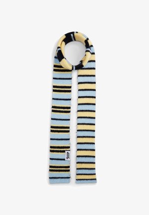 Gestrickter Schal mit horizontalen Streifen in Hellblau, blassgelb und schwarz, oben zu einer Schlaufe gelegt mit einem kleinen weißen Markenlabel nahe dem unteren Ende.
