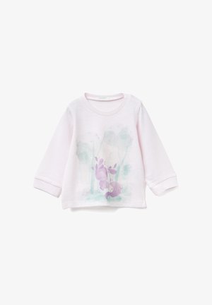 Hellrosa Babyshirt mit langen Ärmeln, vorne mit einem lila Comic-Hasen und einem weichen grünen abstrakten Baum-Motiv im Hintergrund.