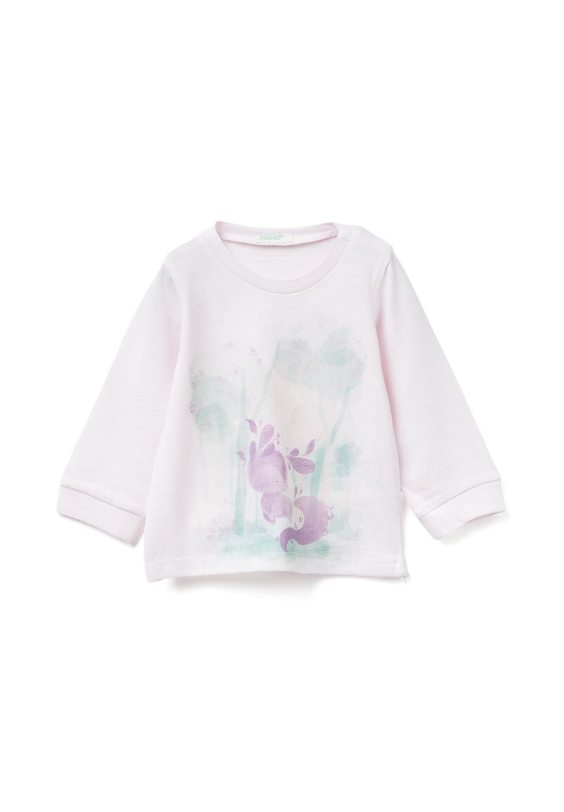 Jasnoróżowa koszulka niemowlęca z długim rękawem, z nadrukiem fioletowego kreskówkowego króliczka oraz miękkim zielonym abstrakcyjnym tłem przedstawiającym drzewa na przodzie.