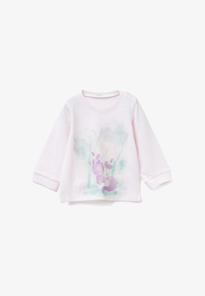 Jasnoróżowa koszulka niemowlęca z długim rękawem, z nadrukiem fioletowego kreskówkowego króliczka oraz miękkim zielonym abstrakcyjnym tłem przedstawiającym drzewa na przodzie.