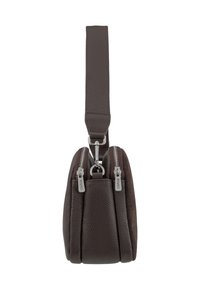 Borsa in pelle marrone con texture, dalla forma piatta, due scomparti con zip e una tracolla robusta. Presenta hardware in argento e dettagli del marchio sulle cerniere.