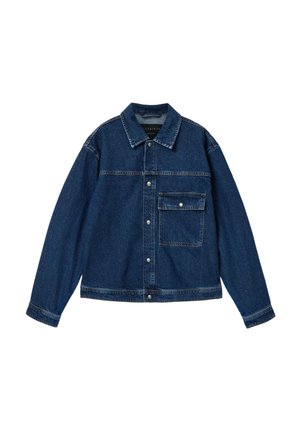 Donkerblauwe spijkerjas met kraag, drukknopen aan de voorkant, lange mouwen en een enkele klepzak op de linkerborst.