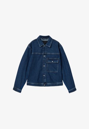 Donkerblauwe spijkerjas met kraag, drukknopen aan de voorkant, lange mouwen en een enkele klepzak op de linkerborst.