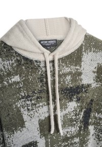 Pullover in maglia con cappuccio, cappuccio beige e cordini, caratterizzato da un motivo astratto nei colori oliva, bianco e nero.