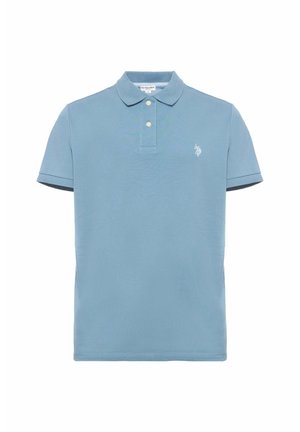 Polo a maniche corte azzurro chiaro con due bottoni e un piccolo logo bianco ricamato sul petto a sinistra.
