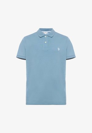 Polo a maniche corte azzurro chiaro con due bottoni e un piccolo logo bianco ricamato sul petto a sinistra.