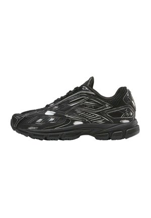 Chaussure de sport noire avec une tige synthétique brillante, des sections en mesh, des surcouches texturées et une semelle rembourrée. Comprend des lacets et des accents ton sur ton.