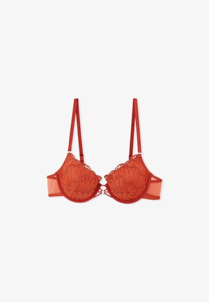 Soutien-gorge en dentelle rouge avec un design à bord festonné, des bonnets en mesh doux, des bretelles réglables et un fermoir avant décoratif avec un détail découpé.