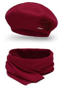 Berretto in maglia color bordeaux con ricami floreali e un accento argentato; abbinato a una sciarpa coordinata con una superficie liscia e continua.