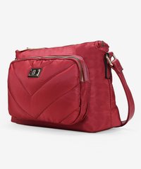 Bolsa de hombro de nylon rojo con diseño de chevrón acolchado, que cuenta con un gran bolsillo frontal, herrajes en tono dorado y correa removible. Textura suave.
