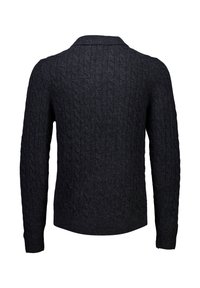 Ciemnoszary sweter wykonany na drutach z wzorem w warkocze, z kołnierzykiem i prążkowanymi mankietami oraz dołem. Widok z tyłu ukazuje bezszwową konstrukcję.