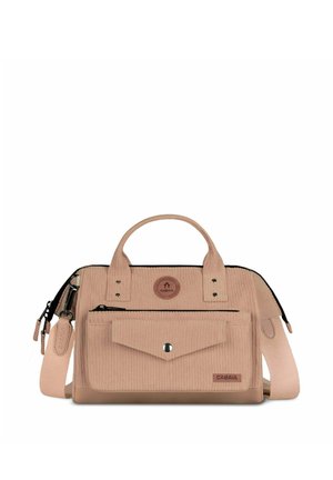 Sac à main en velours côtelé rose clair avec anses courtes, poche zippée à l'avant, poche à rabat et bandoulière réglable sur fond blanc.
