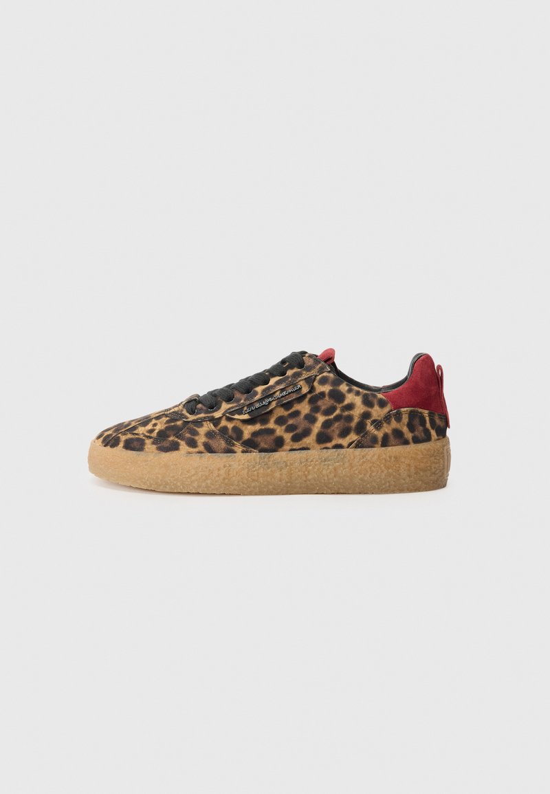 Baskets imprimées léopard avec lacets noirs, accents en daim rouge et semelle en caoutchouc texturé beige. Design low-top avec un détail de marque subtil.
