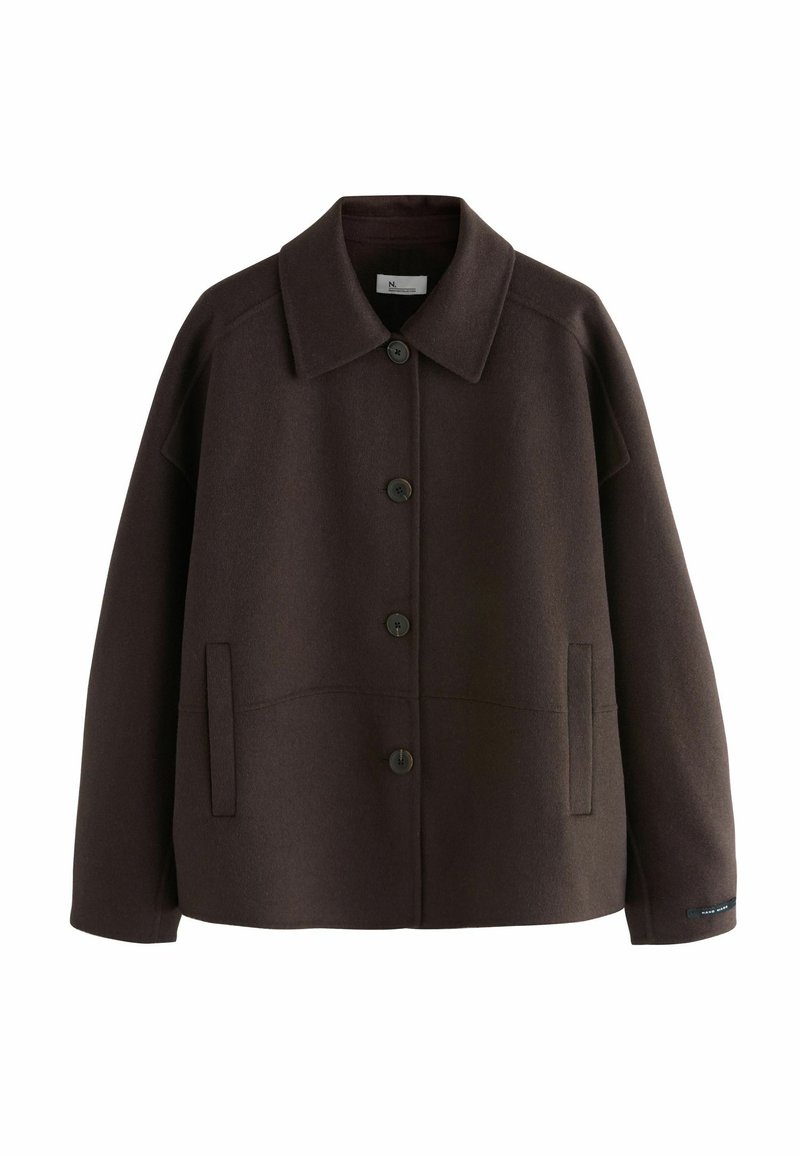 Veste en laine marron foncé avec un col classique, quatre boutons à l'avant et deux poches latérales verticales, exposée sur un fond blanc.